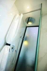 リメナリアにあるVilla Fylaktosのバスルーム(シャワー、ガラスドア付)