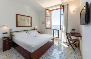 TV a/nebo společenská místnost v ubytování Ravello Art Hotel Marmorata
