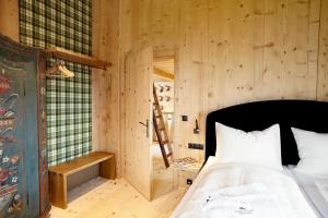 Postel nebo postele na pokoji v ubytování HochLeger - Chalet Refugium am Berg