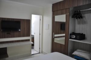 Habitación de hotel con cama y TV en ABD-TURISMO LACQUA DIROMA Hotéis e Parques,, en Caldas Novas