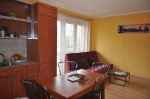 uma cozinha e sala de jantar com mesa e cadeiras em Apartament Big Boss em Świnoujście