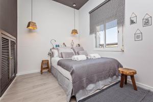 バルセロナにあるSweet Inn - Pedrera Department 24のベッドルーム1室(ベッド1台、タオル2枚付)