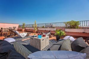 eine Terrasse mit Stühlen und einem Tisch auf dem Dach in der Unterkunft Sweett - Pedrera Department 24 in Barcelona