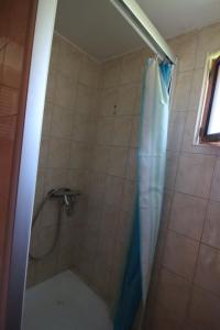 Una ducha con una cortina de ducha azul en un baño. en Chata Martina, en Bešeňová 43 fotos más