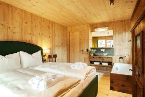 Postel nebo postele na pokoji v ubytování HochLeger - Chalet Refugium am Berg