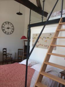 Chambre D' Hôtes La Lucasserie في سوموور: غرفة نوم مع سرير بطابقين مع سلم
