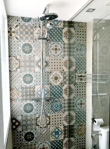 y baño con ducha y pared de azulejos. en Alicante Ocean View, en Alicante