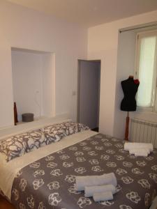 1 dormitorio con 1 cama con 2 toallas en Studio 23, en Trieste