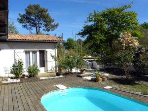 a swimming pool in the backyard of a house at Villa Mogador Piscine et Balnéo in Andernos-les-Bains