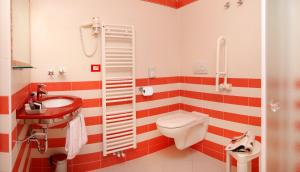 un bagno con un water e un lavandino di Hotel Garnì Corallo a Torbole