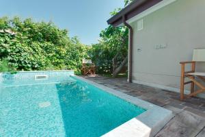 Bazén v ubytování B&B Villa Celeste nebo v jeho okolí