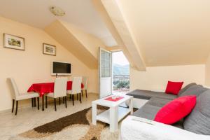 un salon avec un canapé et une table dans l'établissement Apartments Feniks, à Kotor