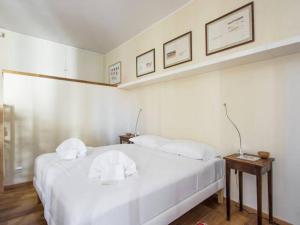 sypialnia z białym łóżkiem i dwiema poduszkami w obiekcie Al Portico 39 Apartment w Rzymie