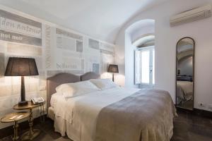 Postel nebo postele na pokoji v ubytování Locanda Don Serafino Historical Boutique Hotel