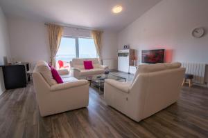 uma sala de estar com dois sofás e uma mesa em Villa Petra Apartment with private pool em Makarska