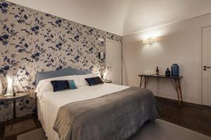 Postel nebo postele na pokoji v ubytování Locanda Don Serafino Historical Boutique Hotel