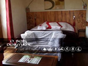 a bedroom with a bed with towels on it at O Bois Dormant- Studio Vue Rance River et viaduc de DINAN in Lanvallay