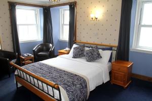 Tempat tidur dalam kamar di The Orkney Hotel