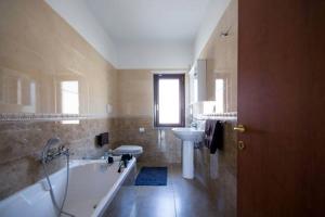 a bathroom with a tub and a sink and a toilet at Pizzo Marinella in Pizzo