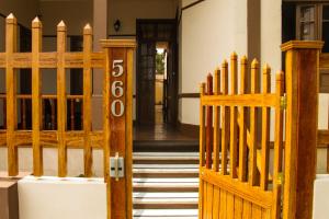 una entrada a una iglesia con una puerta de madera en Villa La Punta en Lima