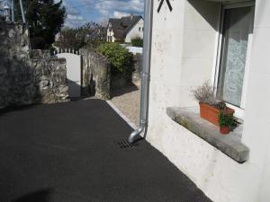 uma porta para uma casa com uma entrada em Le Clos des Alouettes em Amboise