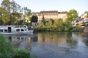 Výhled na řeku, která protéká v blízkosti hotelu