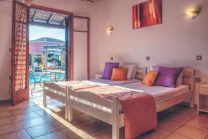 1 dormitorio con cama grande y ventana grande en HYGGE Corfu, en Sidari