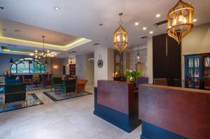- un hall d'un restaurant avec un bar et des chaises dans l'établissement Eldan Hotel, à Jérusalem