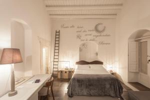Postel nebo postele na pokoji v ubytování Locanda Don Serafino Historical Boutique Hotel