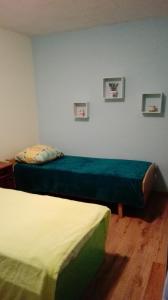 Zimmer mit 2 Betten in einem Zimmer in der Unterkunft Apartment Deni in Lumbarda