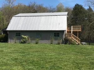 una casa con techo de gambrel en un campo de hierba en Full Circle Farm Inn en Franklin