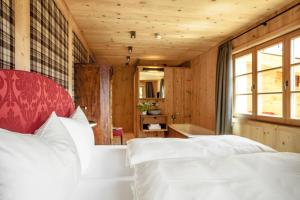 Postel nebo postele na pokoji v ubytování HochLeger - Chalet Refugium am Berg
