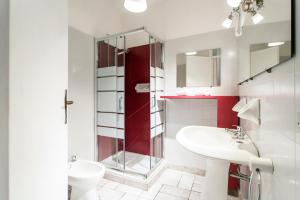 デセンツァーノ・デル・ガルダにあるSisi Apartment & Roomsのバスルーム(シャワー、洗面台、トイレ付)
