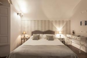 Postel nebo postele na pokoji v ubytování Locanda Don Serafino Historical Boutique Hotel