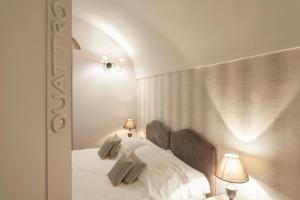Postel nebo postele na pokoji v ubytování Locanda Don Serafino Historical Boutique Hotel