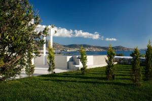 帕羅奇亞的住宿－Paros Agnanti Resort & Spa，享有水景的白色房屋
