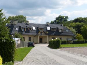 una casa grande con techo negro en una entrada en Dom Wycieczkowy PTTK "TURYSTA" en Sandomierz