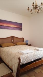 Un pat sau paturi într-o cameră la Luz House