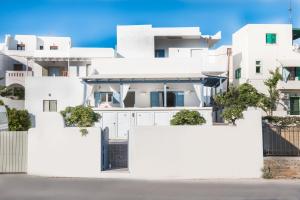 una casa blanca con vallas blancas delante de ella en Villa Maria Naxos en Naxos