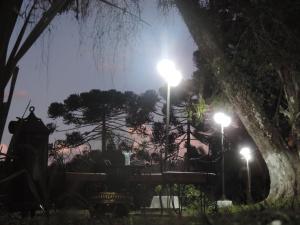 a park with street lights and a bench at night at Cantinho da Simone in Campos do Jordão