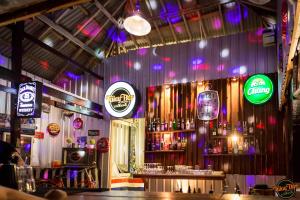 Lounge nebo bar v ubytování Baan Rom Talay