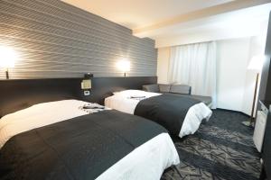 una camera con due letti di APA Hotel Suzuka-Chuou a Suzuka