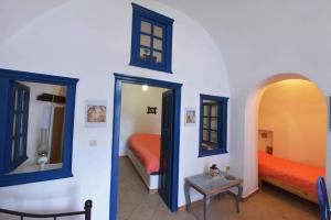 een kamer met 2 bedden en 2 spiegels bij Kleo's Guesthouse in Éxo Goniá