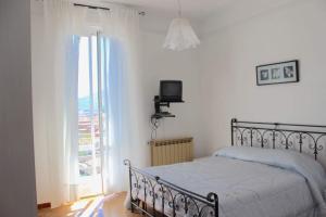 een slaapkamer met een bed en een groot raam bij APT Il Rifugio del Marinaio in La Spezia