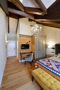 een slaapkamer met een bed en een bureau in een kamer bij Hotel Bujaruelo in Torla