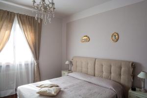 sypialnia z łóżkiem i dużym oknem w obiekcie CasaVittorio w mieście San Giovanni in Marignano
