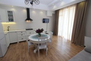 uma cozinha com mesa e cadeiras e uma cozinha com lavatório em New apartment in Old Tbilisi em Tbilisi