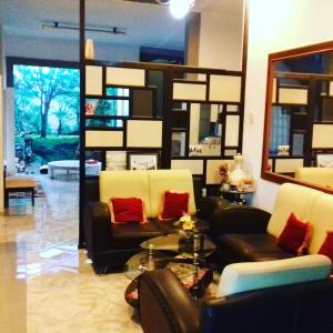 a living room with two couches and a mirror at Belitung Backpacker in Tanjungpandan
