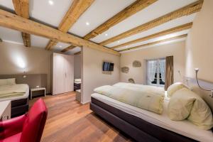 TV a/nebo společenská místnost v ubytování Hotel Gasthaus Hirschen