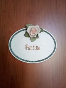 un piatto bianco con una rosa rosa su un tavolo di BB Mambrotta a San Martino Buon Albergo